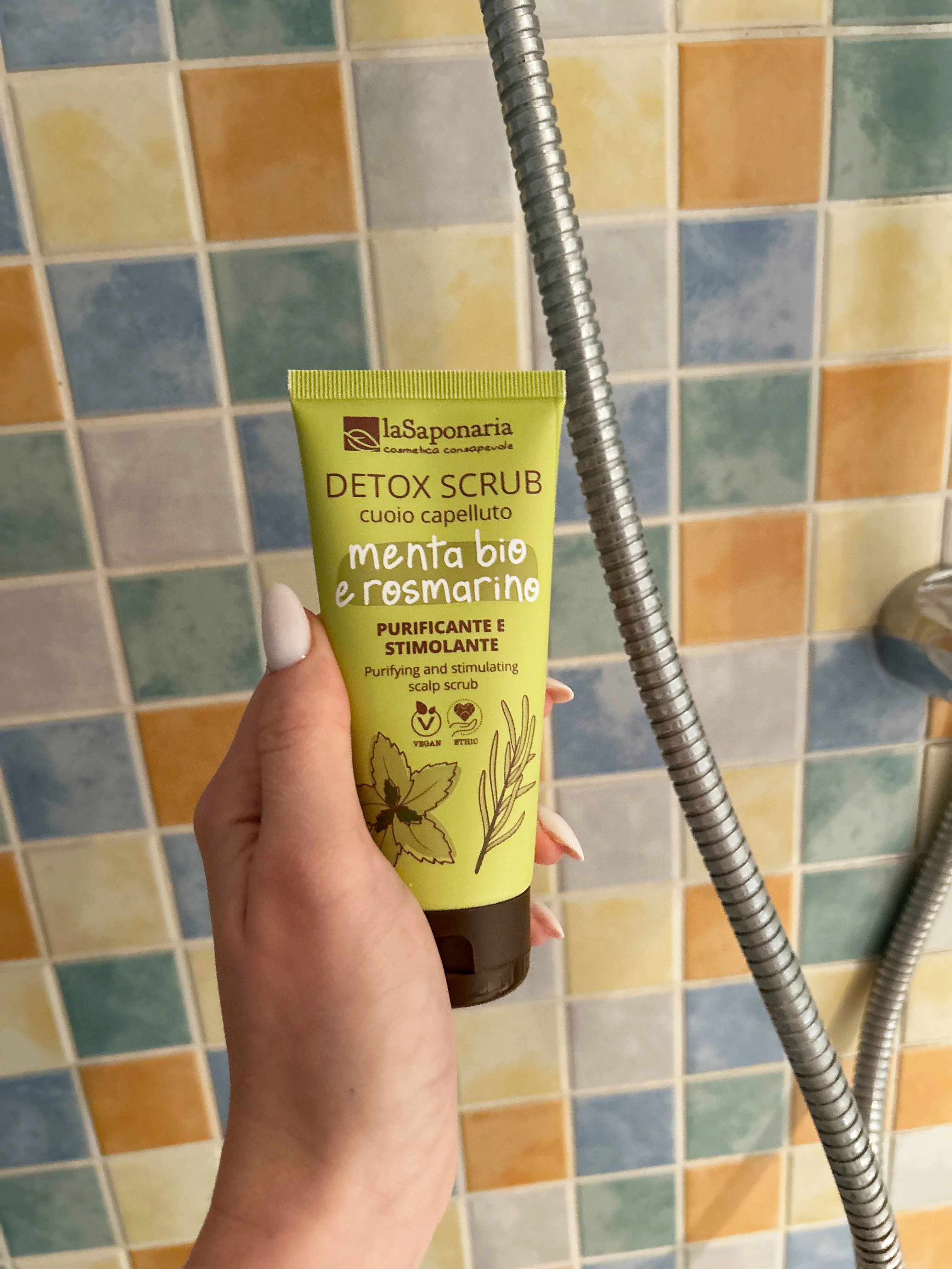 laSaponaria Gommage détoxifiant pour le cuir chevelu à la menthe et au romarin (100 ml)