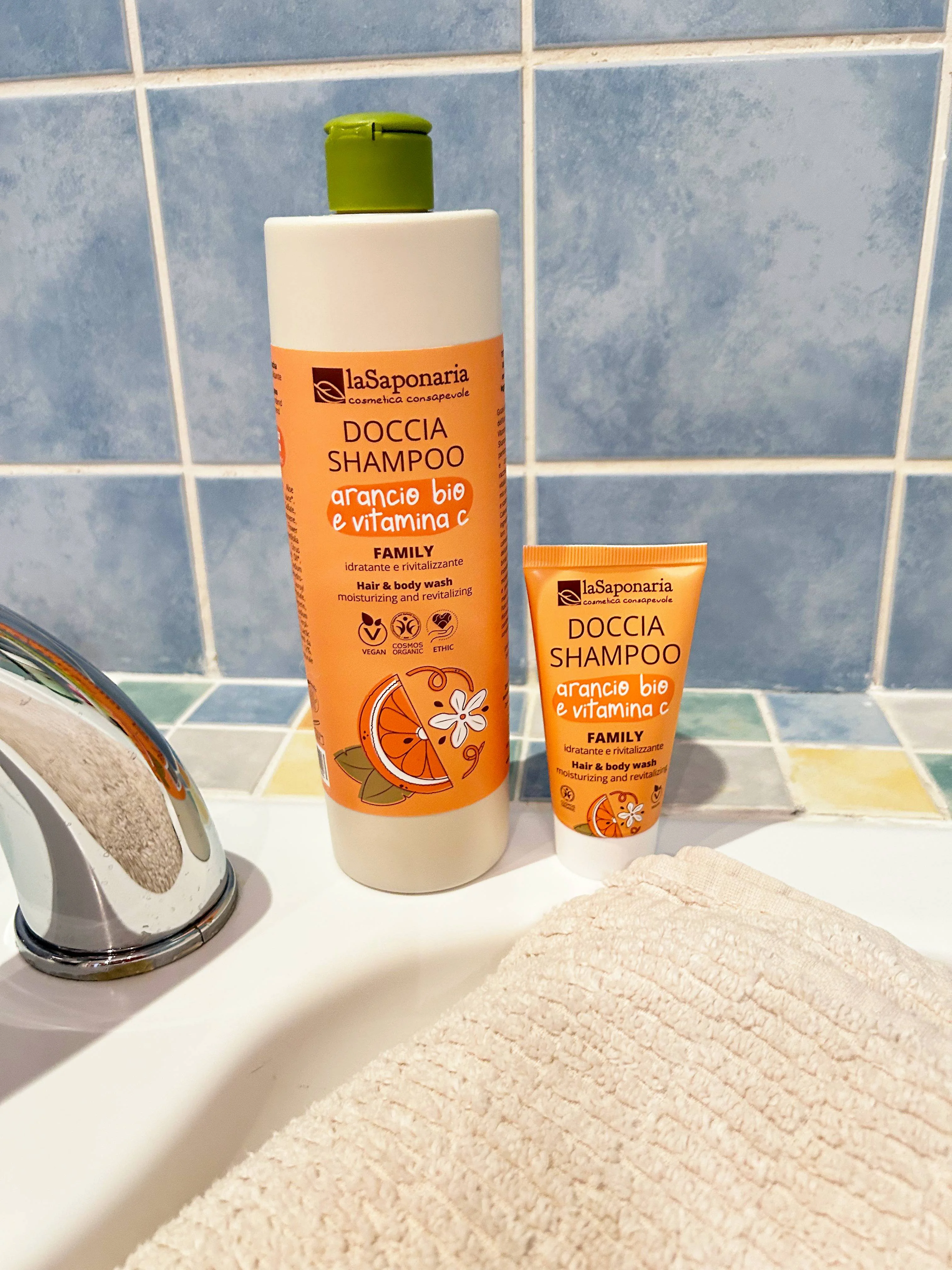 laSaponaria Gel douche et shampooing 2-en-1 à l’orange BIO et à la vitamine C pour toute la famille 500 ml - au parfum doux et revigorant
