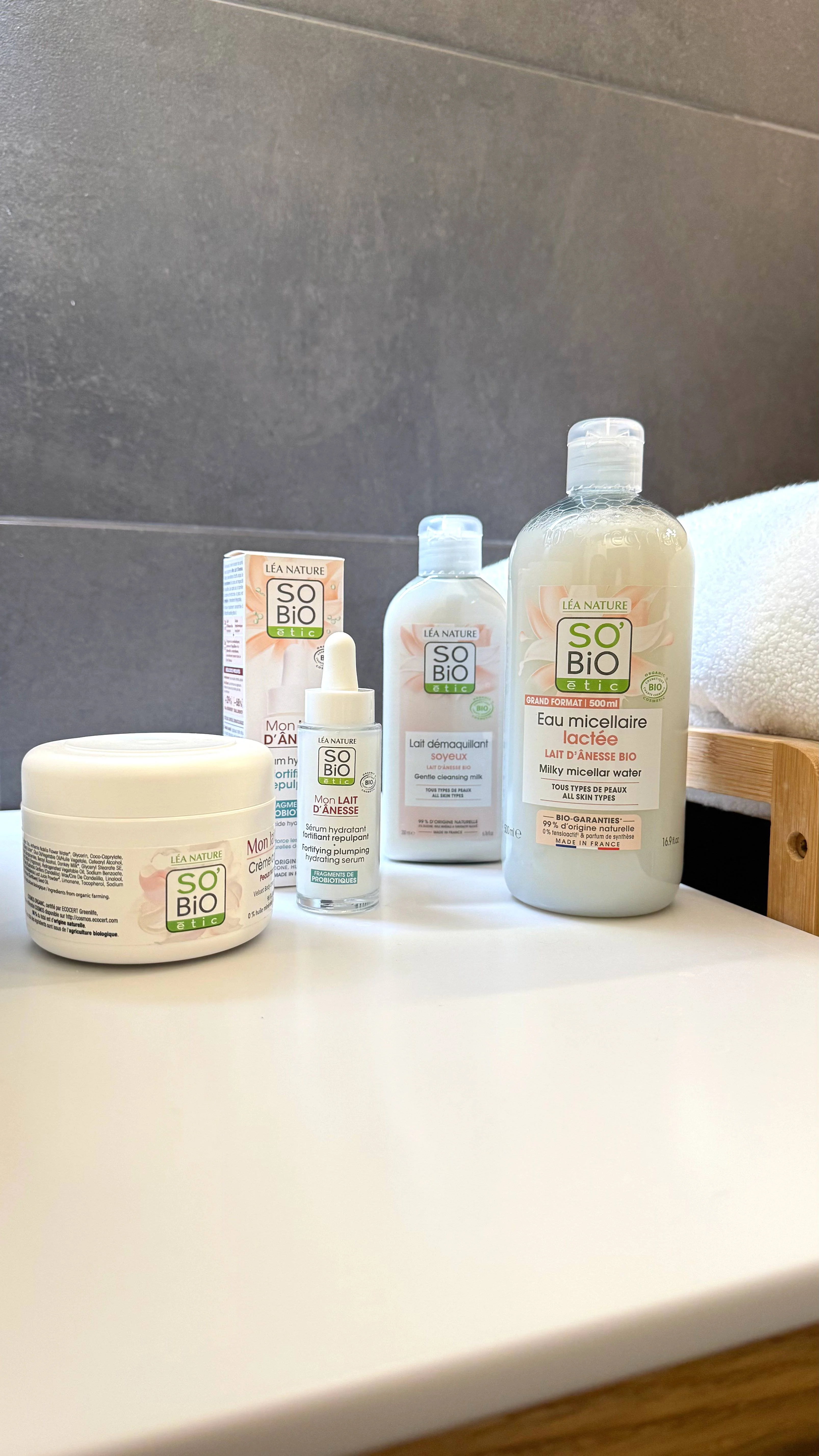 SO’BiO étic Lait démaquillant au lait d’ânesse BIO (200 ml) - élimine en douceur le maquillage et les impuretés