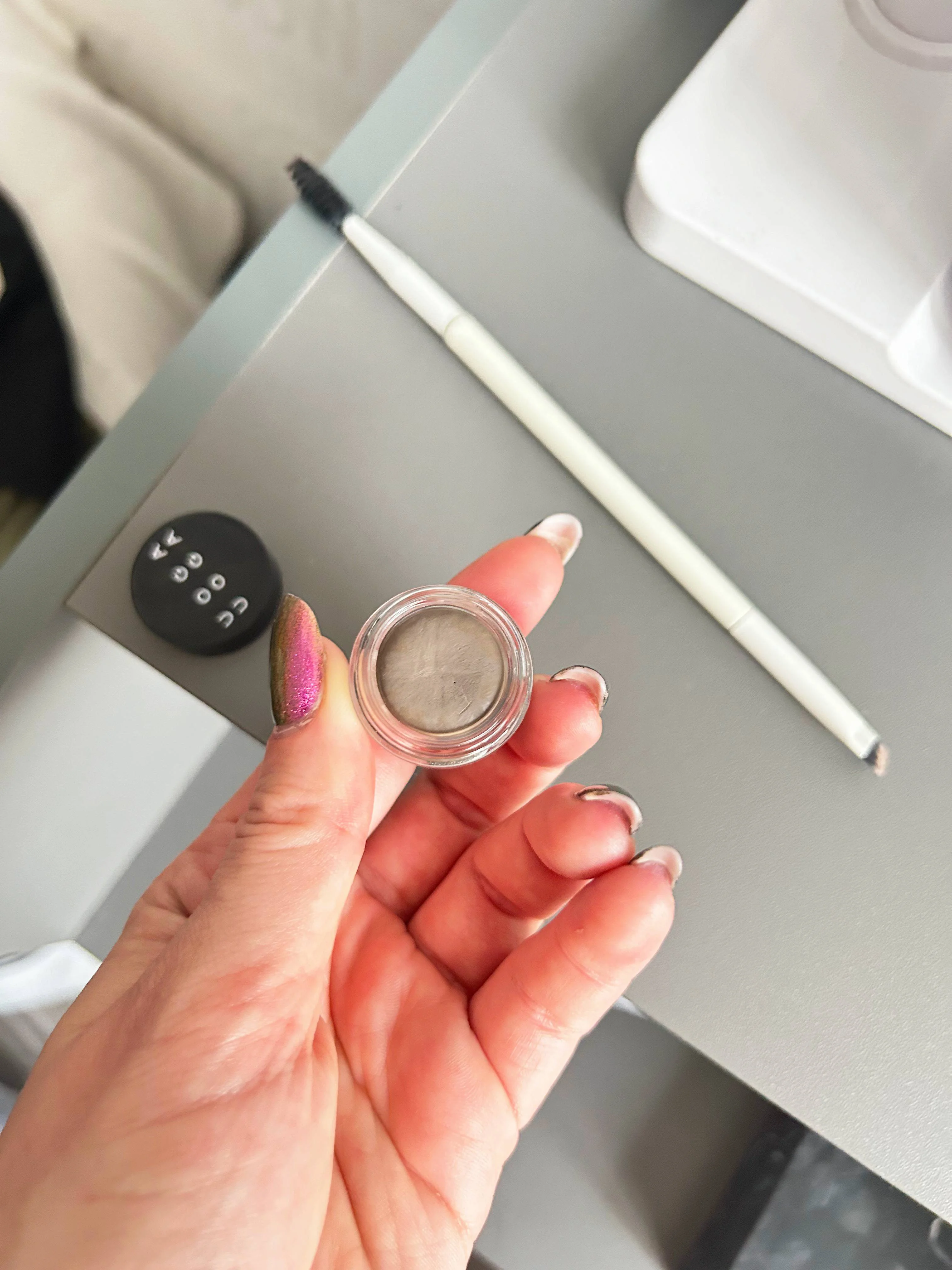 Uoga Uoga Pommade à sourcils crémeuse (2,5 ml) 792 Forest Path - Brun foncé - 3 teintes pour des sourcils visiblement plus fournis