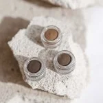 Uoga Uoga Pommade à sourcils crémeuse (2,5 ml) 792 Forest Path - Brun foncé - 3 teintes pour des sourcils visiblement plus fournis