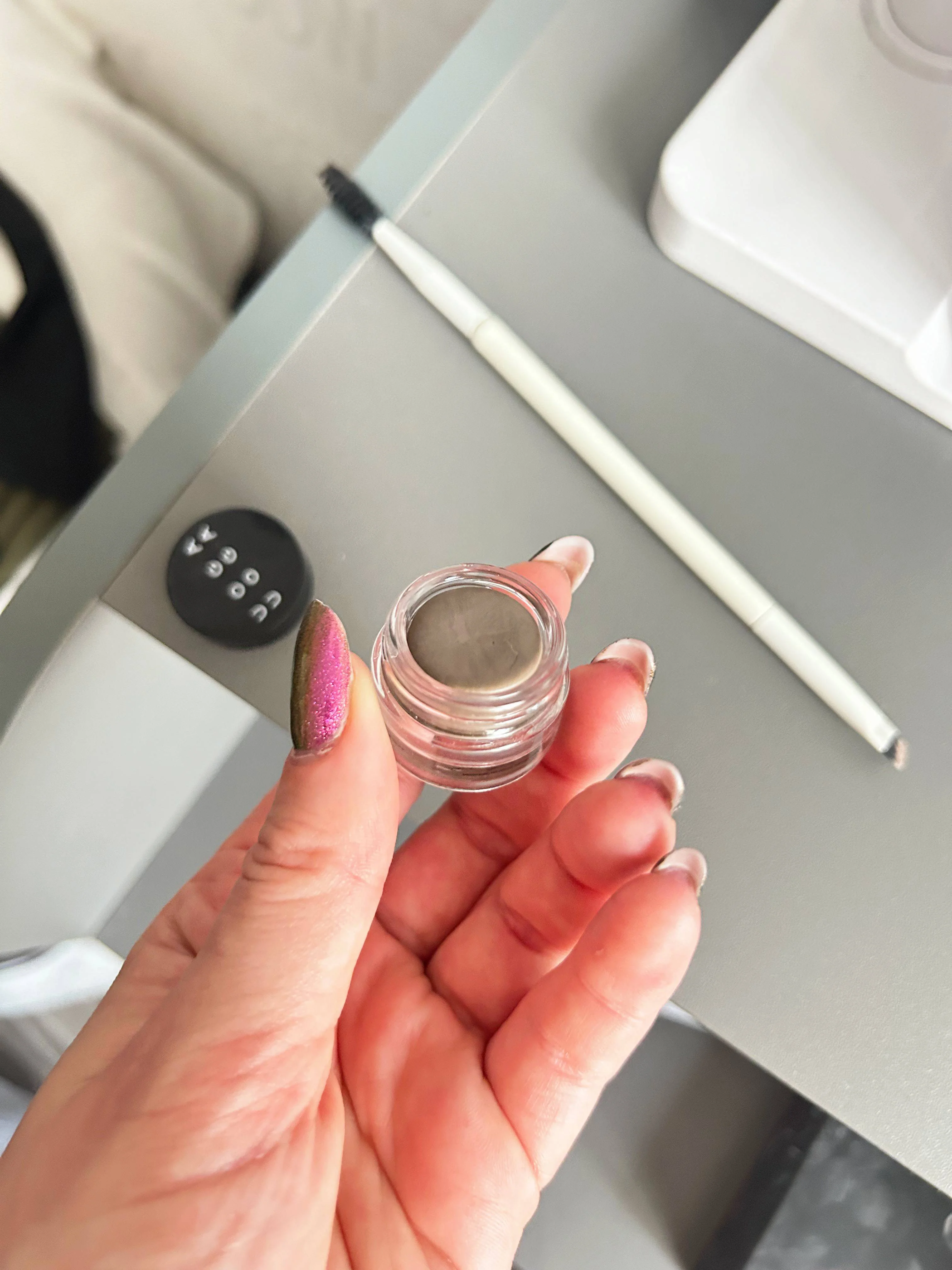 Uoga Uoga Pommade à sourcils crémeuse (2,5 ml) 796 Taupe - Brun moyen - 3 teintes pour des sourcils visiblement plus fournis