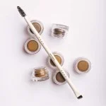 Uoga Uoga Pommade à sourcils crémeuse (2,5 ml) 796 Taupe - Brun moyen - 3 teintes pour des sourcils visiblement plus fournis