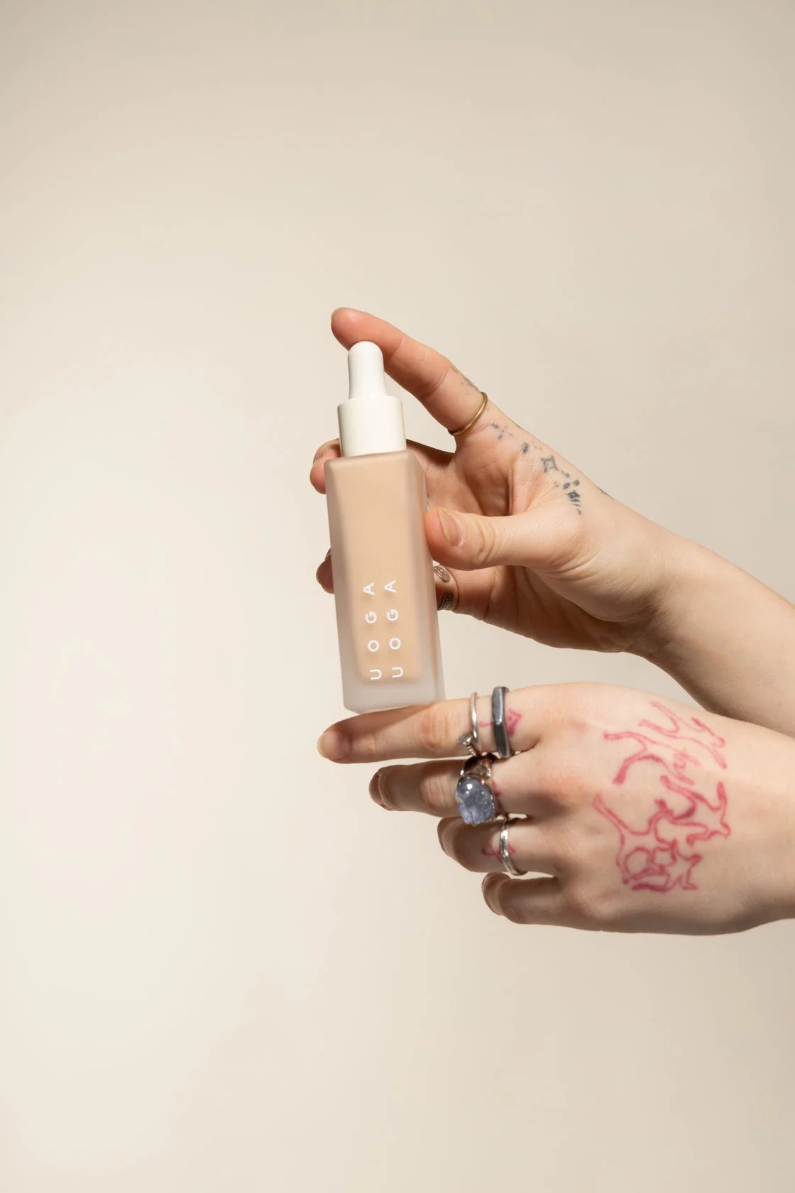Uoga Uoga Fond de teint minéral liquide et sérum SPF 20 BIO (30 ml) 687 Warm Stones - hydrate et protège la peau