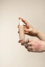 Uoga Uoga Fond de teint minéral liquide et sérum SPF 20 BIO (30 ml) 690 Endless Horizon - hydrate et protège la peau