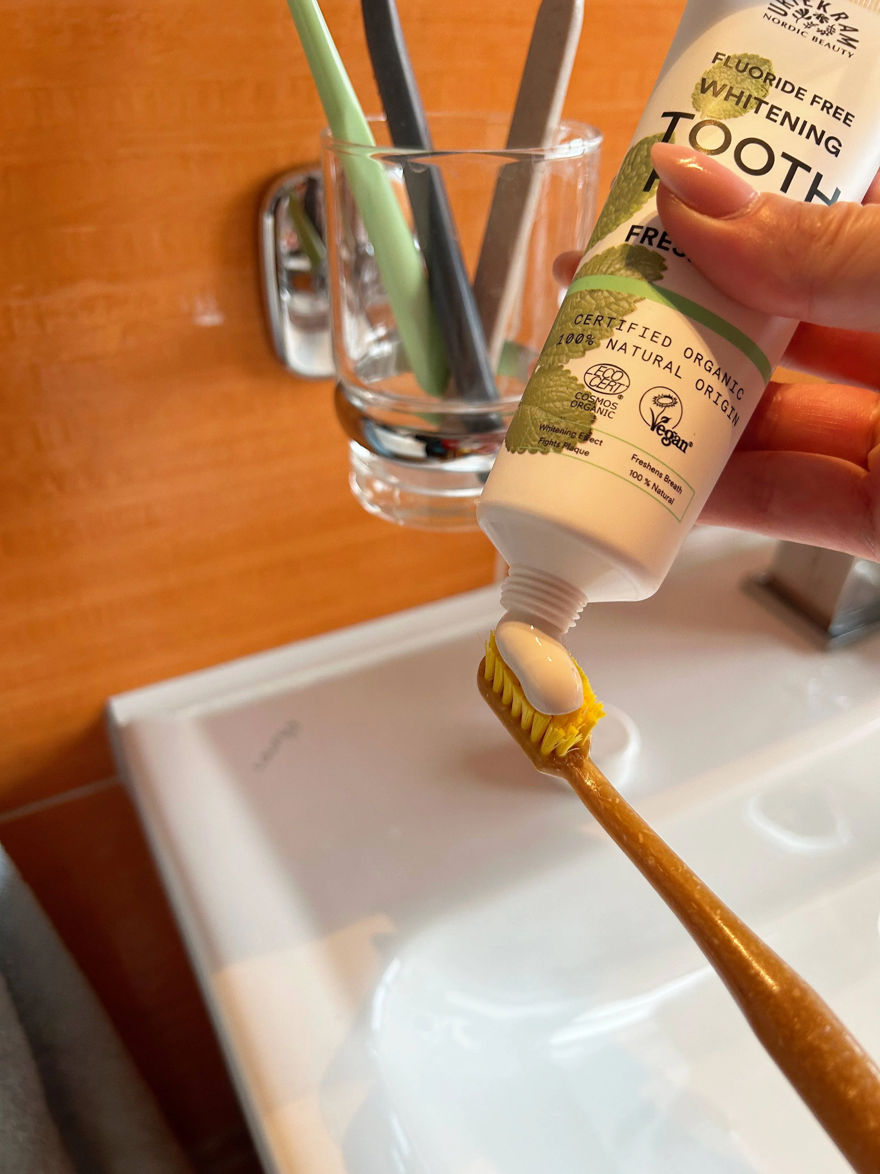 Urtekram Dentifrice blanchissant à la menthe BIO (75 ml) - au goût frais de menthe