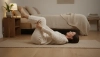 Étirement en position de happy baby avant de dormir pour relâcher les hanches raides