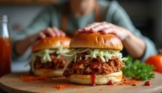 Le burger au porc effiloché est un choix populaire dans les restaurants et les foyers.