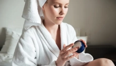 Qu'est-ce que l'urée et à quoi sert-elle si vous souffrez de mains sèches, de squames ou de talons f