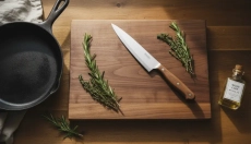 Comment bien entretenir une planche à découper en bois, des couteaux et des poêles