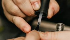 Que signifient les stries verticales sur vos ongles ?