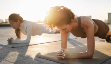 La planche est un exercice simple qui renforce le centre du corps lorsqu'il est effectué correctemen