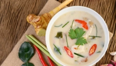 Recette de Tom Kha Gai, qui vous réchauffera et vous enchantera par sa saveur
