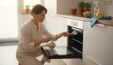 Débarrassez-vous facilement de la saleté entre les vitres de la porte du four